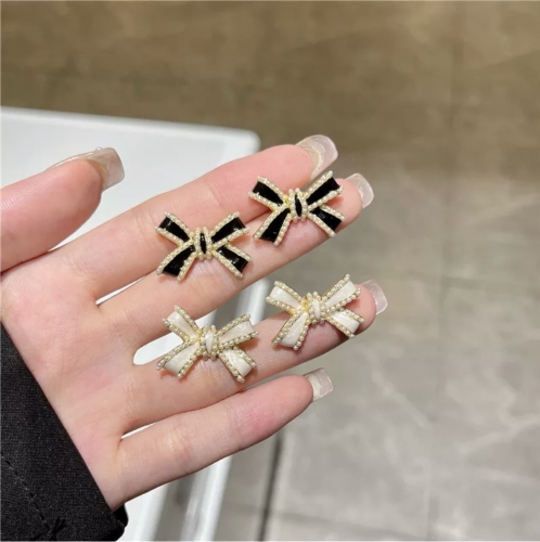 Fashion Korean Black or White Enamel and Pearl Bowknot Stud Earings