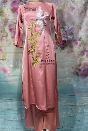 Bộ Áo dài Cách Tân Lụa Satin hồng thêu kèm quần  - Set of pink Vietnamese Modernized Ao Dai with pant New Year ao dai